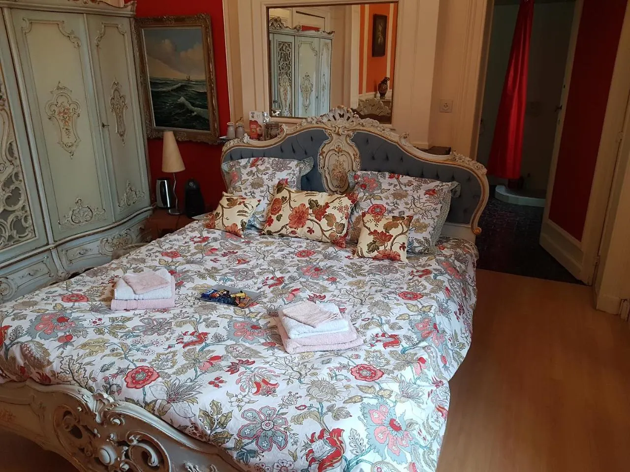 Hotel Château Lambert Hotel-Resto-Parking-Shuttle, a 1 ha green Oasis at 8 min from CRL Airport without any noise Charleroi