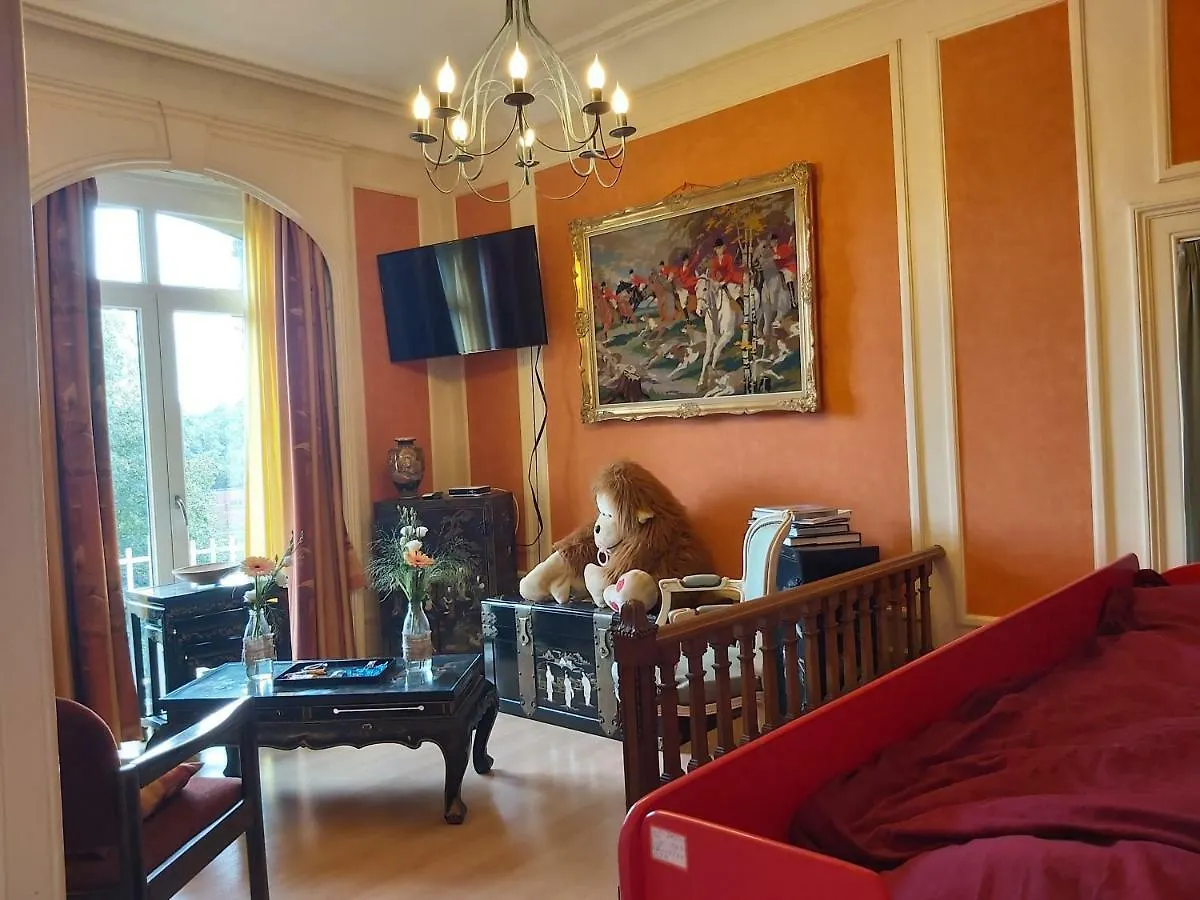 Hotel Château Lambert Hotel-Resto-Parking-Shuttle, a 1 ha green Oasis at 8 min from CRL Airport without any noise Charleroi